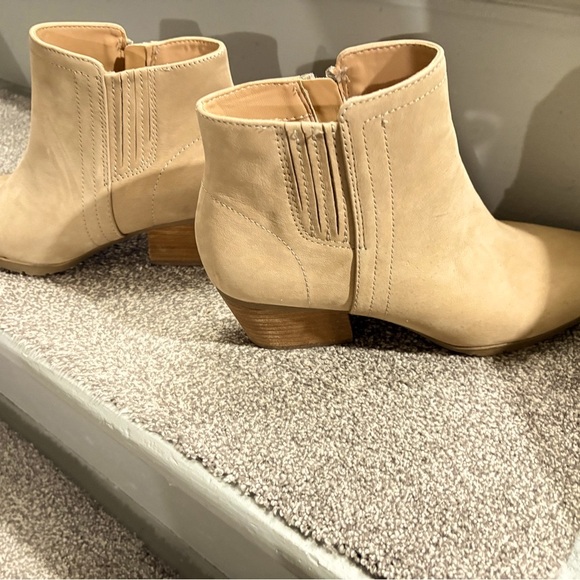 Blonde Chunky Ankle Boots. Waterproof. Sand color 2024. Great condition. 7 - Picture 11 of 12